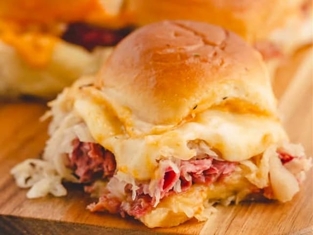 CORNED BEEF REUBEN HAWAIIAN SLIDERS.