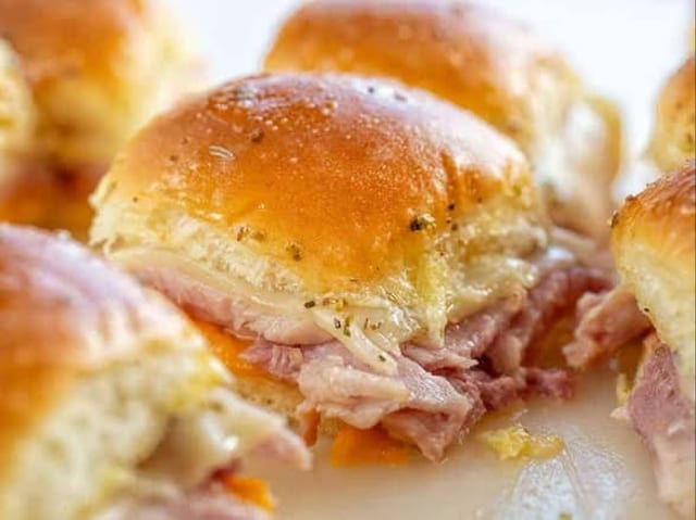HAM & CHEESE HAWAIIAN SLIDERS.
