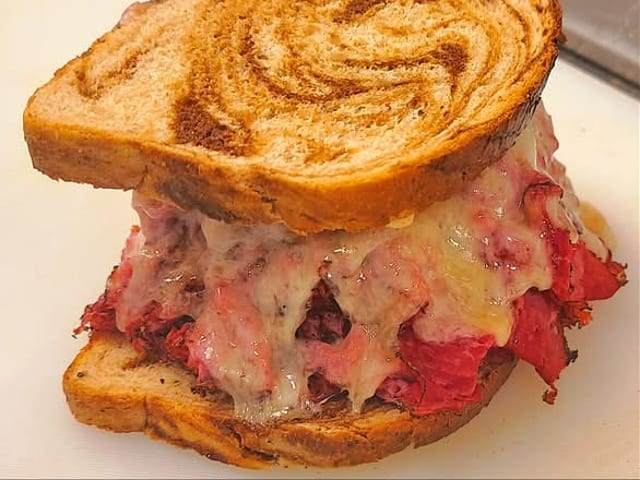 HOT PASTRAMI CLASSIC.